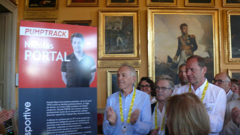 En présence du directeur de course du Tour de France, le maire d'Auch a rendu hommage à Nicolas Portal