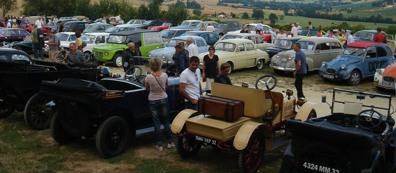 Dimanche 20 juillet sur le parking du château exposition de véhicules anciens