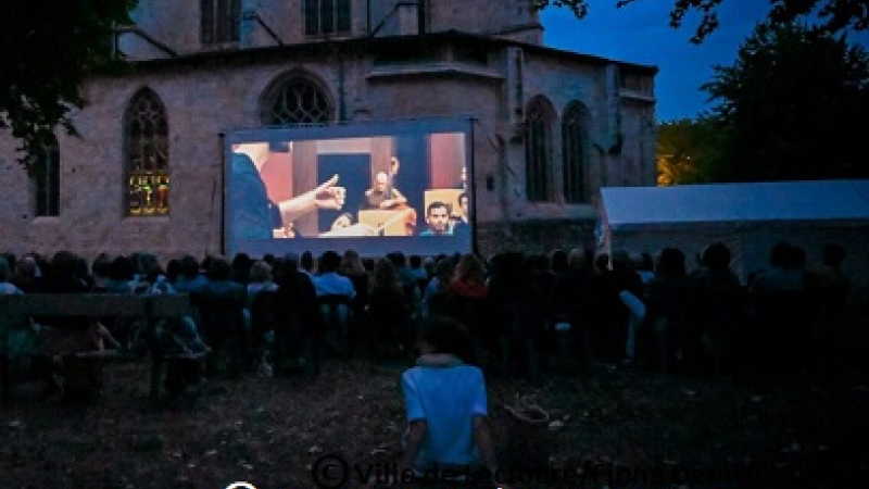 Premier cinéma en plein air à Lectoure. Succès retentissant