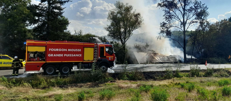 Un poids lourd en feu : le chauffeur décédé