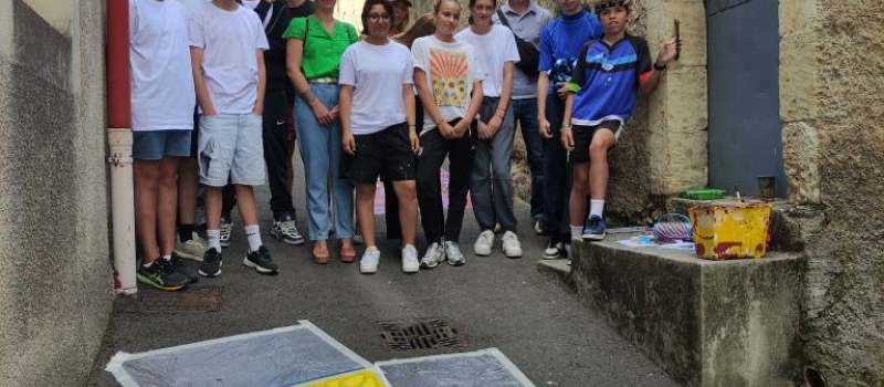 Dans le cadre de "La Rue aux écoles" , le bitume de la  rue Barbanègre semé d'oeuvres d'art multicolores