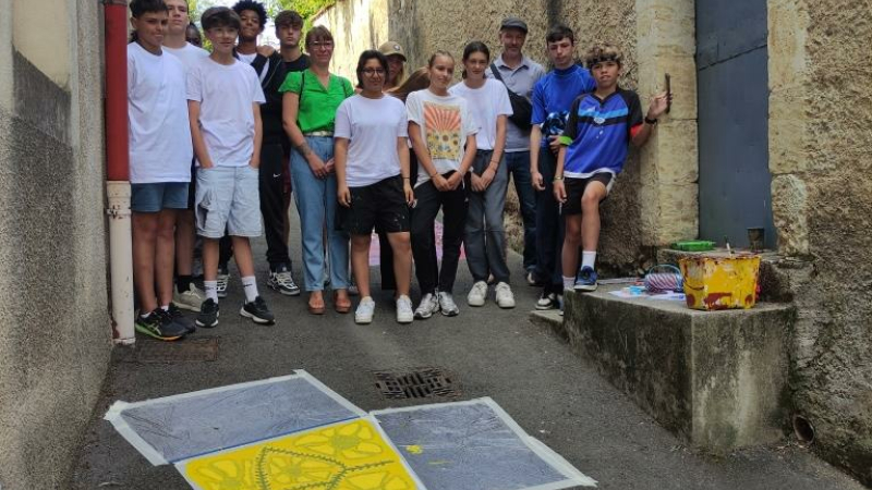 Dans le cadre de "La Rue aux écoles" , le bitume de la  rue Barbanègre semé d'oeuvres d'art multicolores