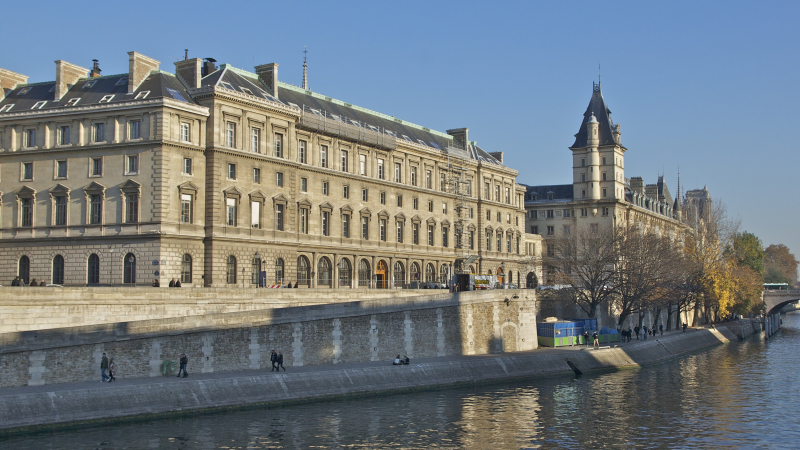 Claude Cancès auteur de "Histoire du 36, quai des Orfèvres" en séance de dédicace