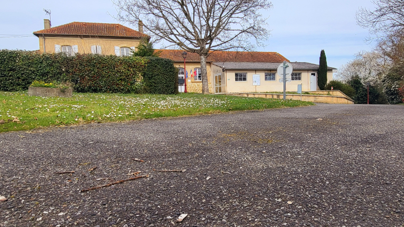 Première édition du "marché dépaysant" dans la plus petite commune  du Gers  !