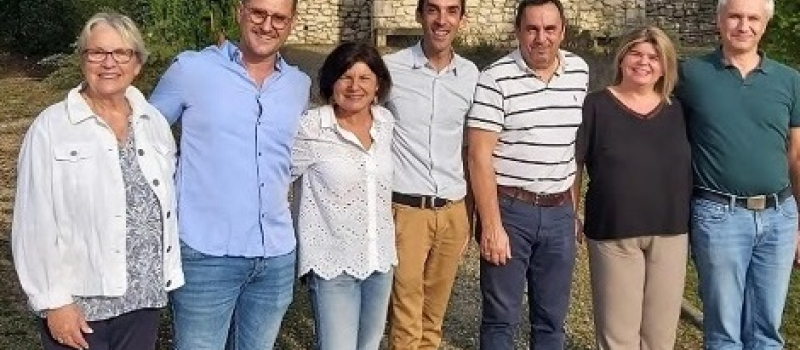 M.Hillou-Lespes présente les premiers membres de son équipe.