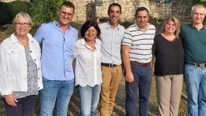 M.Hillou-Lespes présente les premiers membres de son équipe.