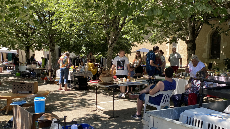 Foire aux livres et aux vieux papiers sur la place du village de Mourède