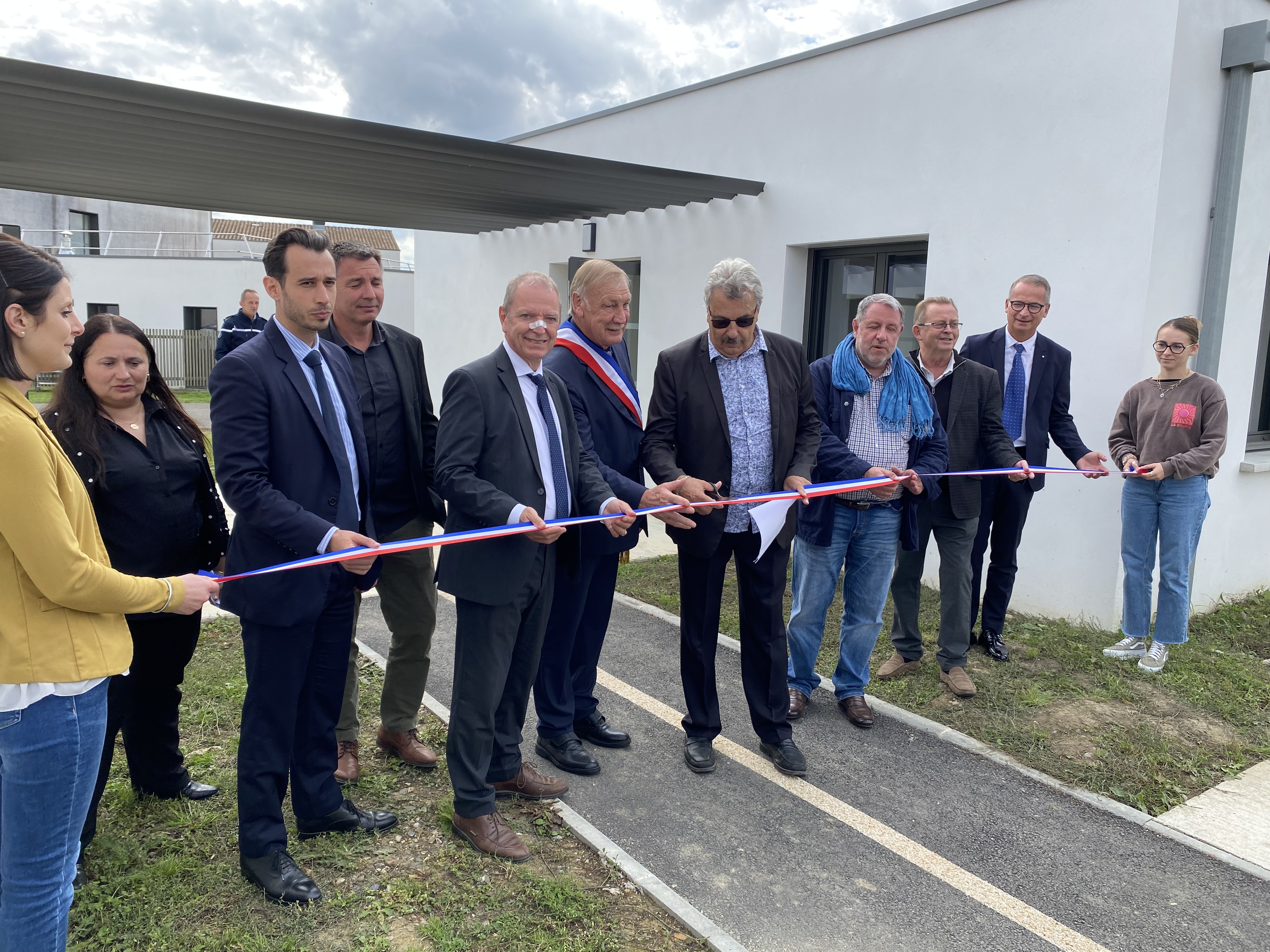 Autour du préfet et des élus locaux, Michel Petit coupe le traditionnel ruban d’inauguration