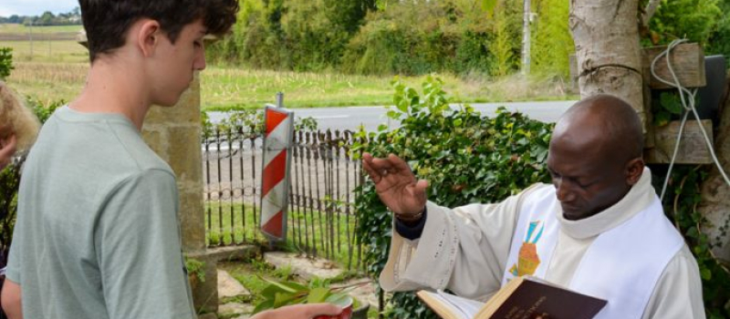 Benediction d'un calvaire après  sa rénovation par des élèves