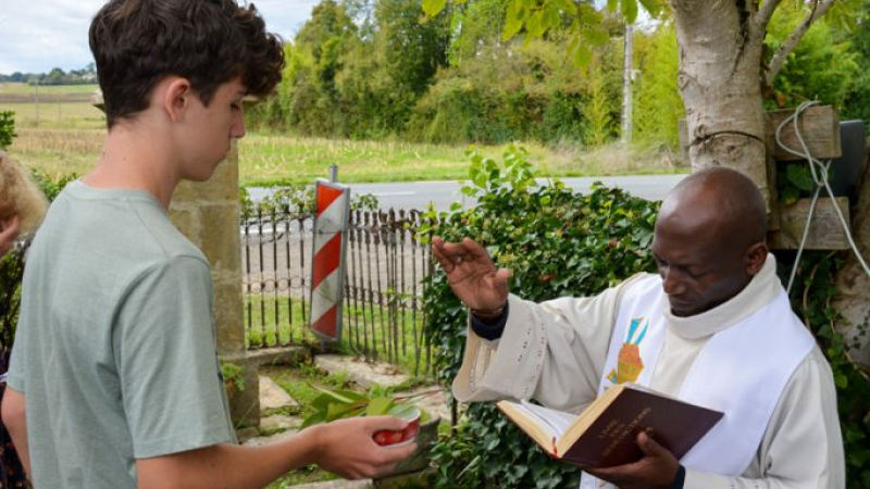 Benediction d'un calvaire après  sa rénovation par des élèves