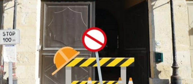 Travaux sur la porte de l'entrée principale