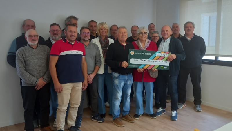 La caisse locale du Crédit Agricole remet un chèque à la société de chasse de la Baïse