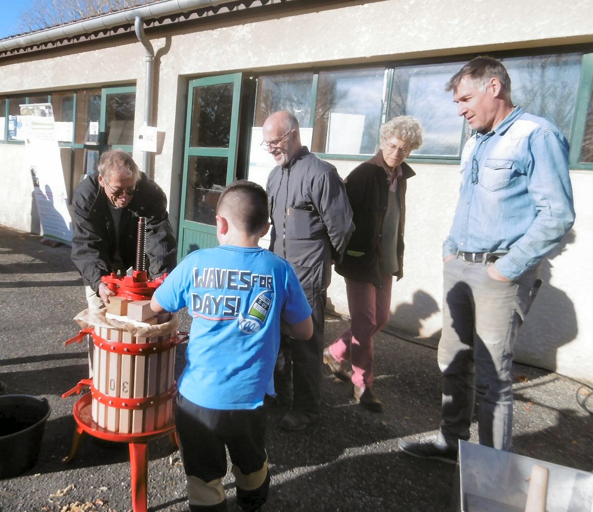 Le pressoir pédagogique a séduit les jeunes
