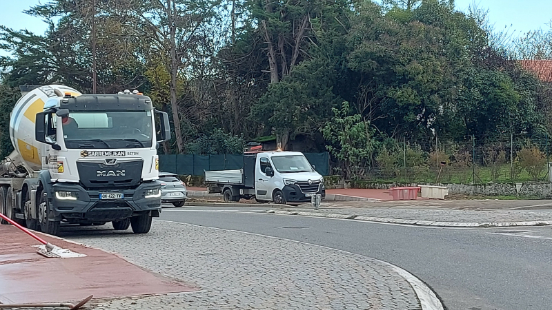 Arrêts de bus et route royale : retards dans les travaux