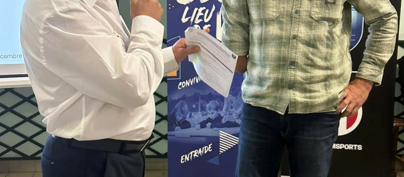 Pierre Lafforgue reçoit la médaille d’or de la Ligue : 13 ans de présidence et des décennies au service du football.
