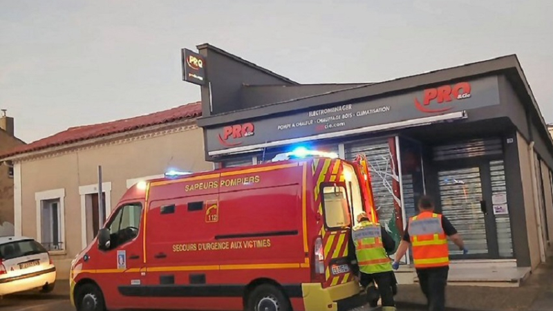 Accrochage sans  gravité entre une voiture et une mobylette