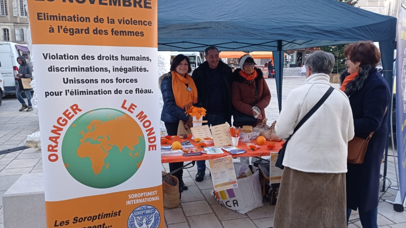 Une vague d’orange sur le marché d’Auch pour défendre les femmes