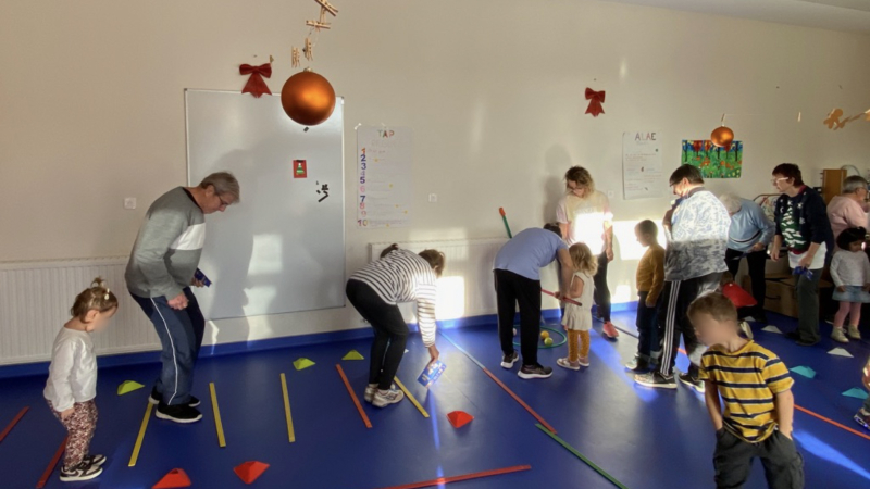 Les anciens du village à la maternelle
