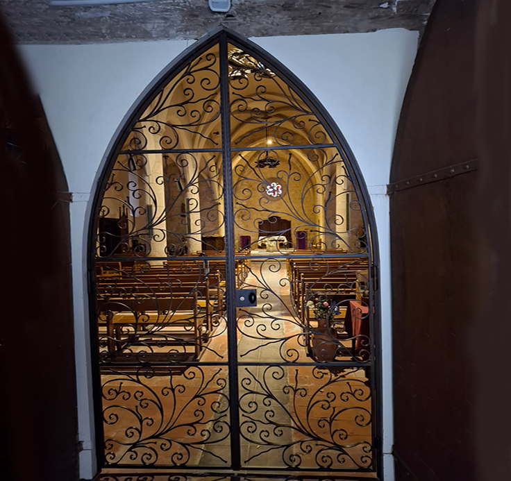isle noe grille eglise.jpg