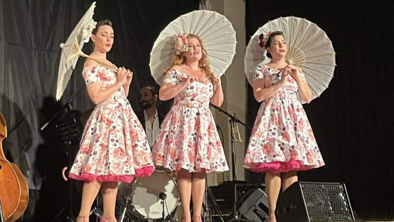 La troupe "Les Mademoiselles"