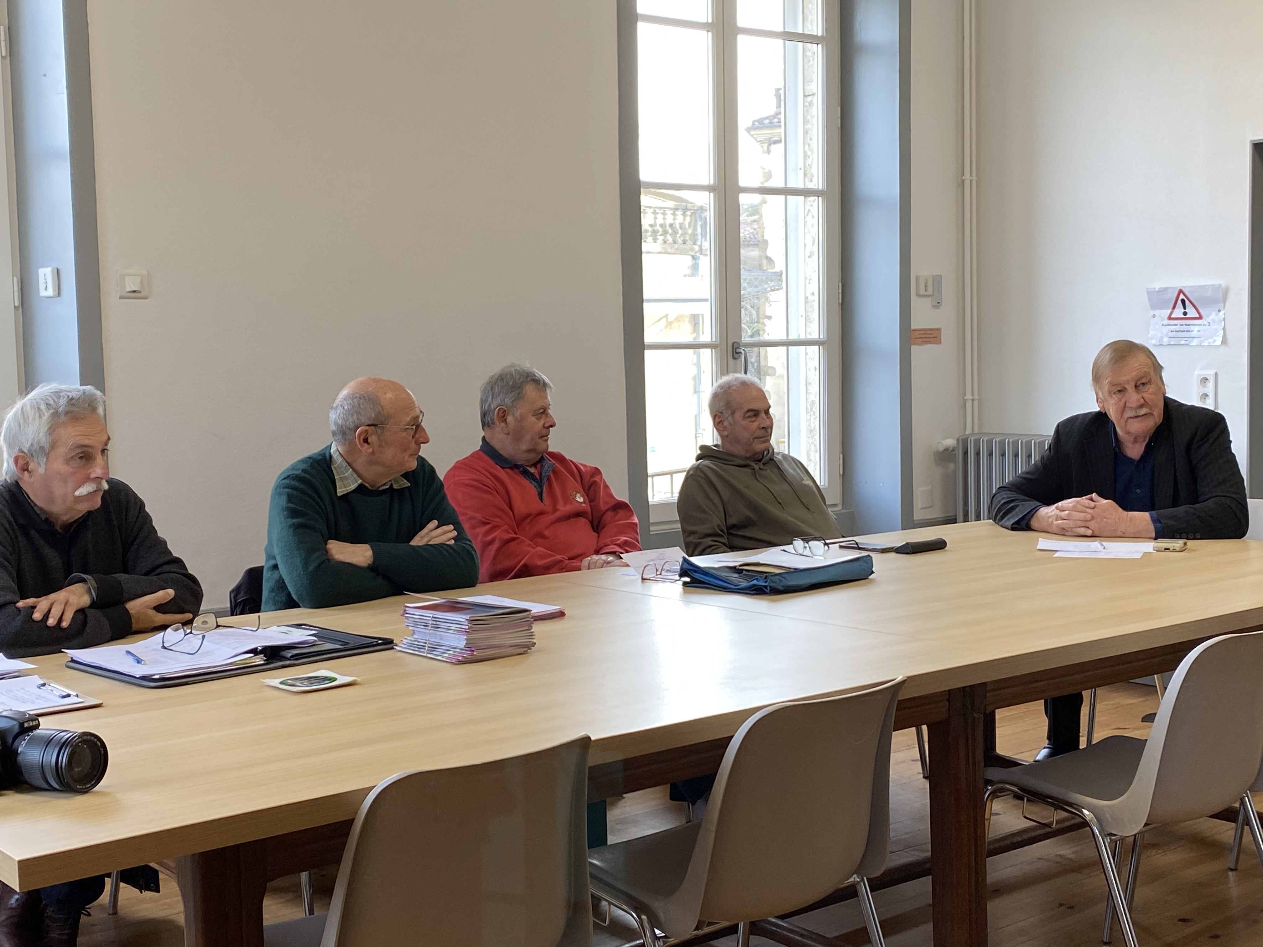 Autour de président Bernard Pailhès et du maire de Riscle, les membres du bureau de l'association.jpeg