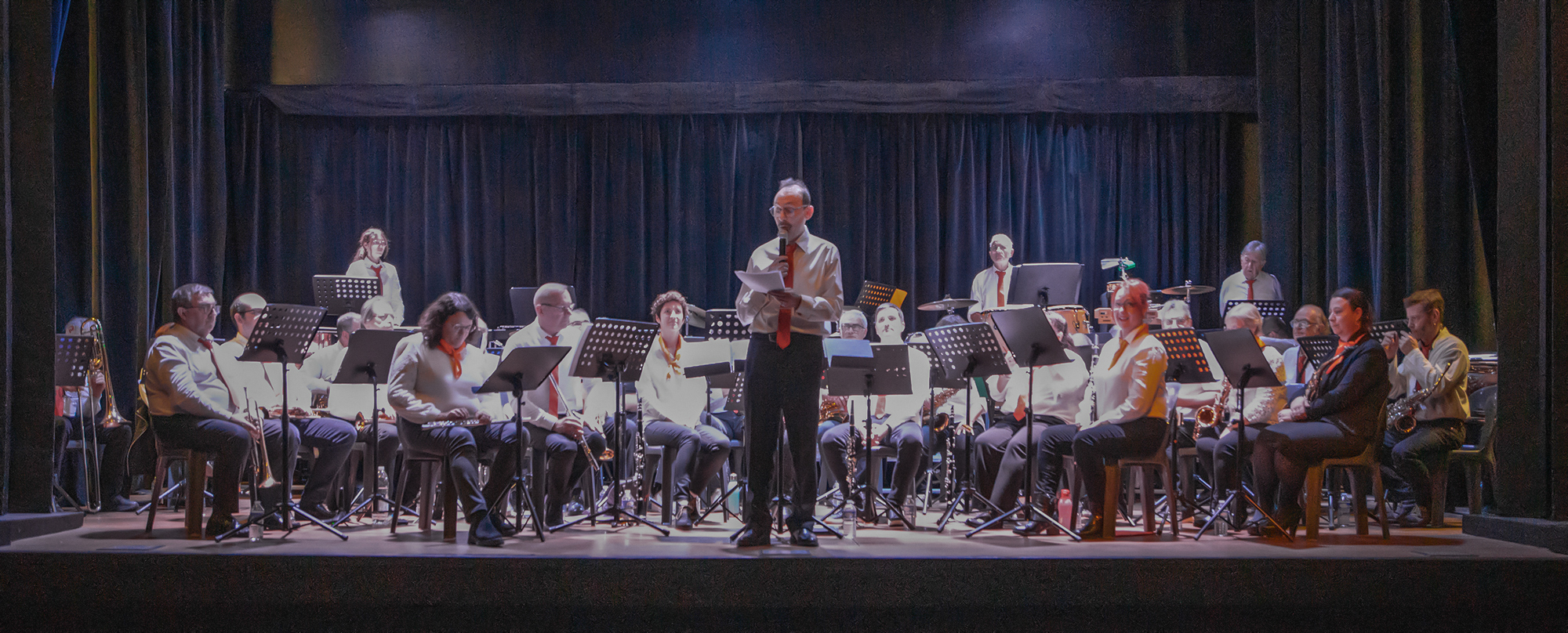 00 Le chef  présente l'orchestre 1bis 110126.jpg