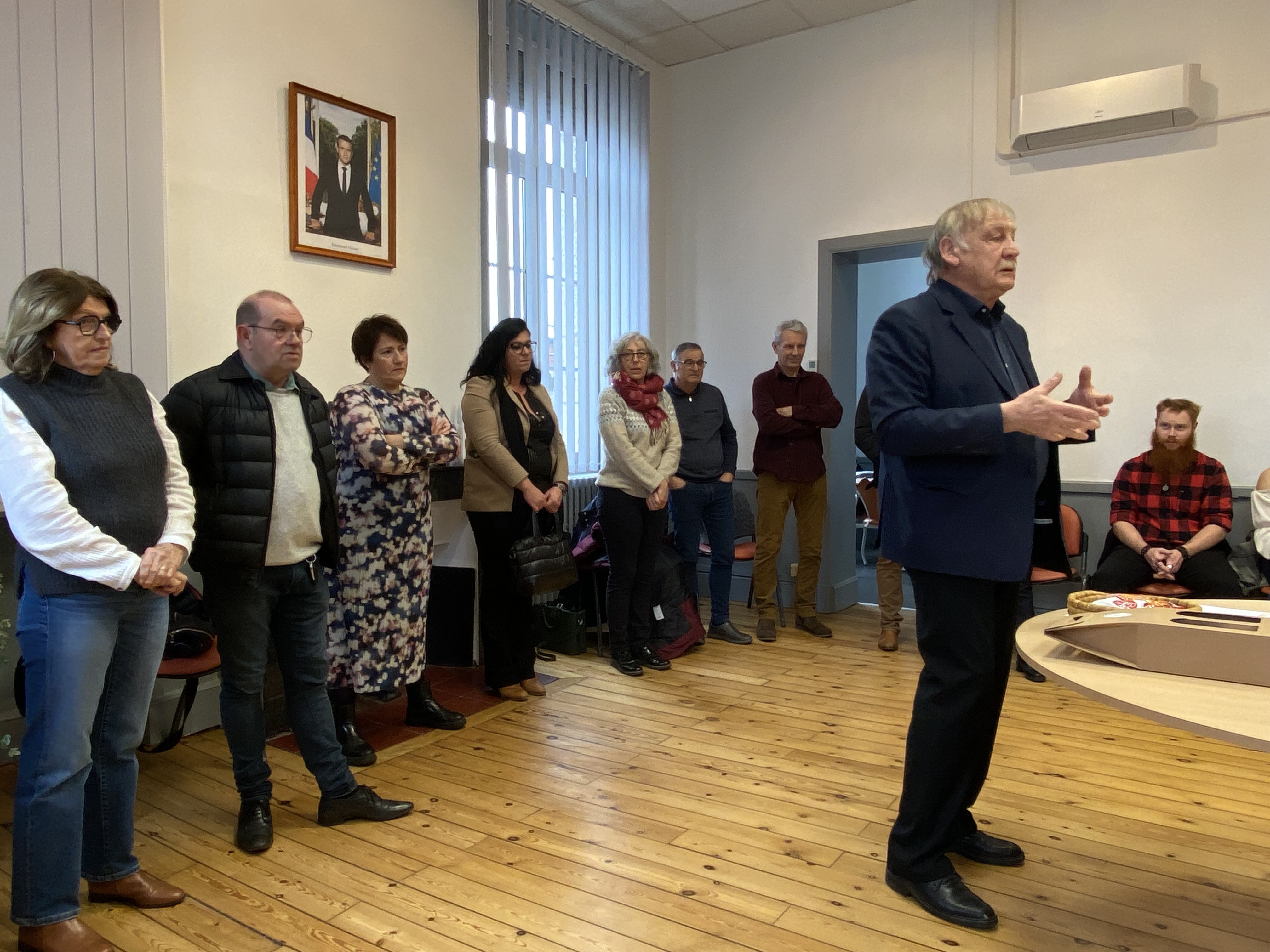Le maire Christophe Terrain, entouré de son conseil municipal, accueille les nouveaux risclois (es)MG_5550.jpeg