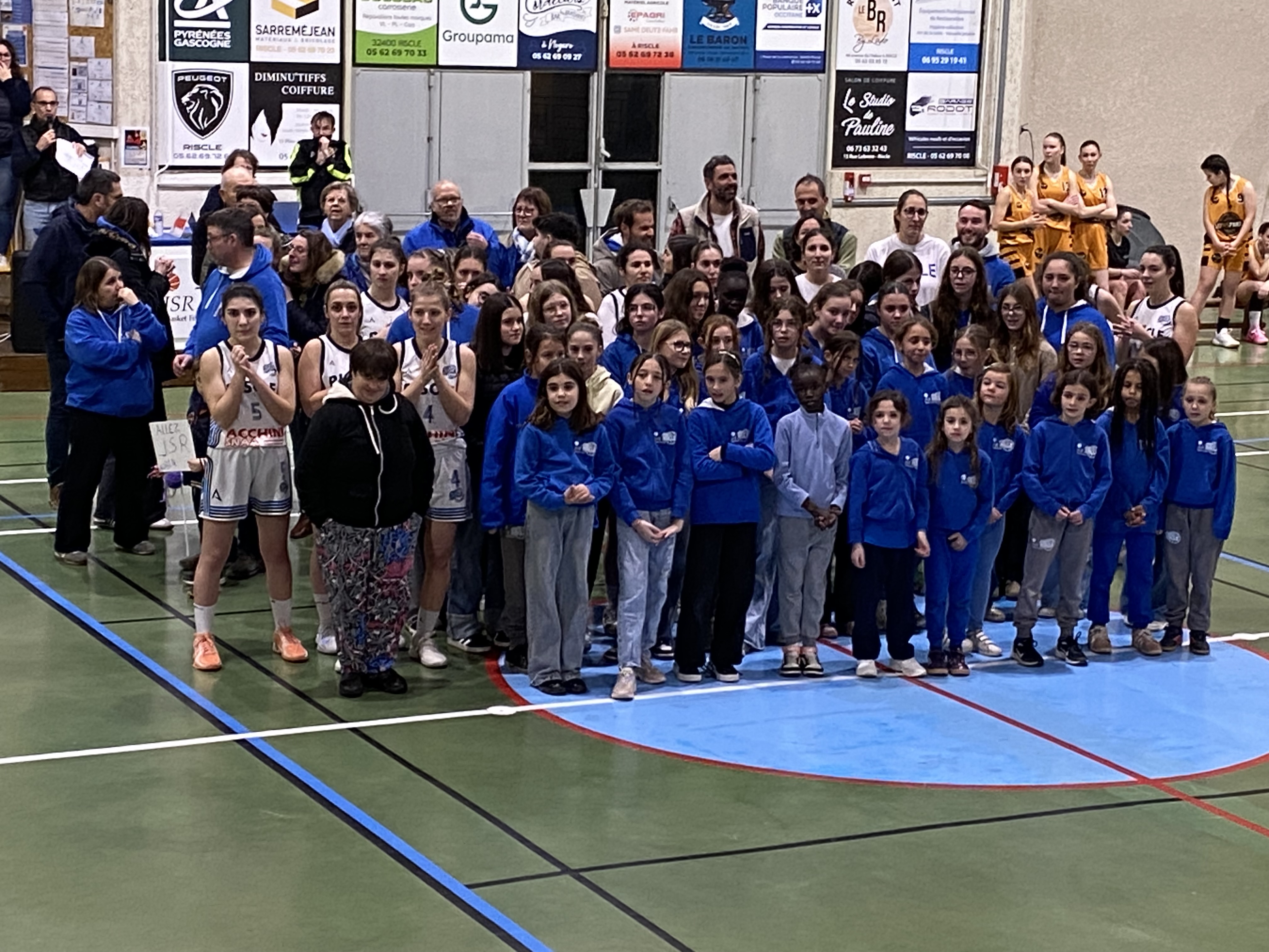 C'est dans la salle omnisport riscloise qu'avait lieu la présentation des équipes de la JSR basket fémininMG_5563.jpeg