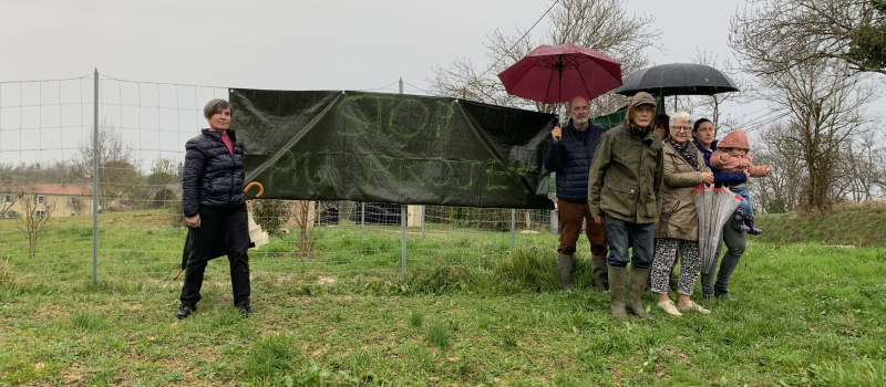 Enlejeau : des habitants mobilisés sous la pluie contre un projet d’antenne-relais