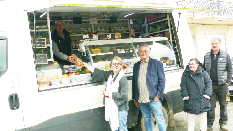 L'épicerie ambulante est en service tous les mercredis de 11 à 12 heures