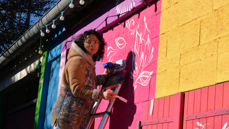 Tempo Latino 2026 : Kellymiti auteur de la fresque et de l'affiche à la radio mercredi