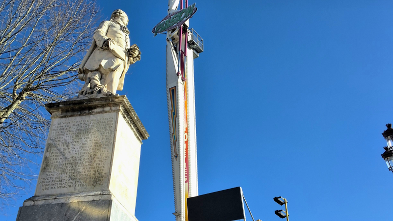 Les forains espèrent que le soleil fera le travail.