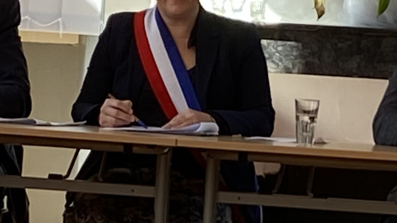 Valérie Dufau installée dans son fauteuil de maire