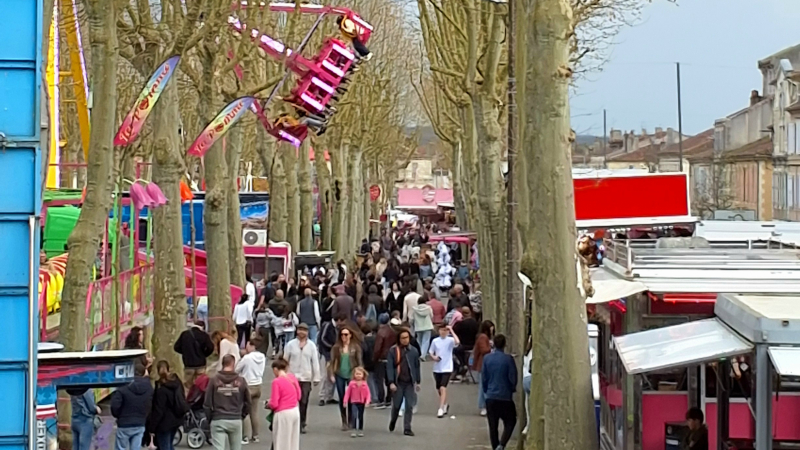 La fête foraine bat son plein.