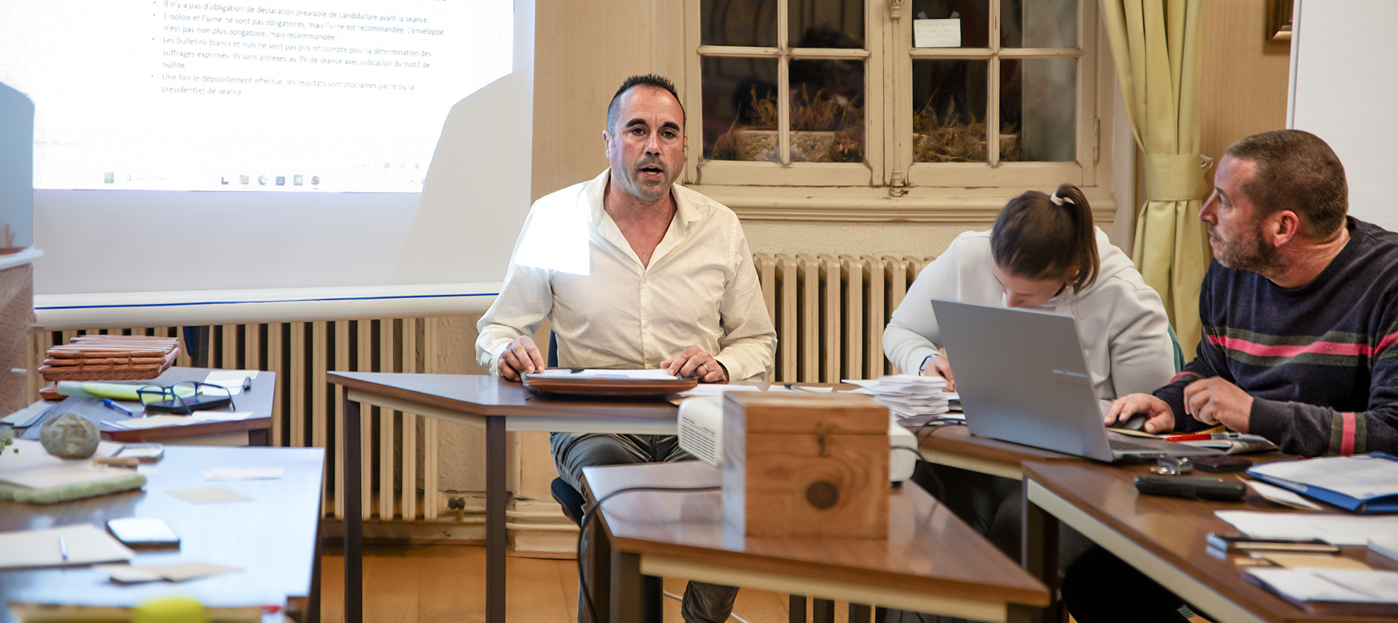 De g. à dr. Rémy Provence, la secrétaire et Mathieu Barnadas