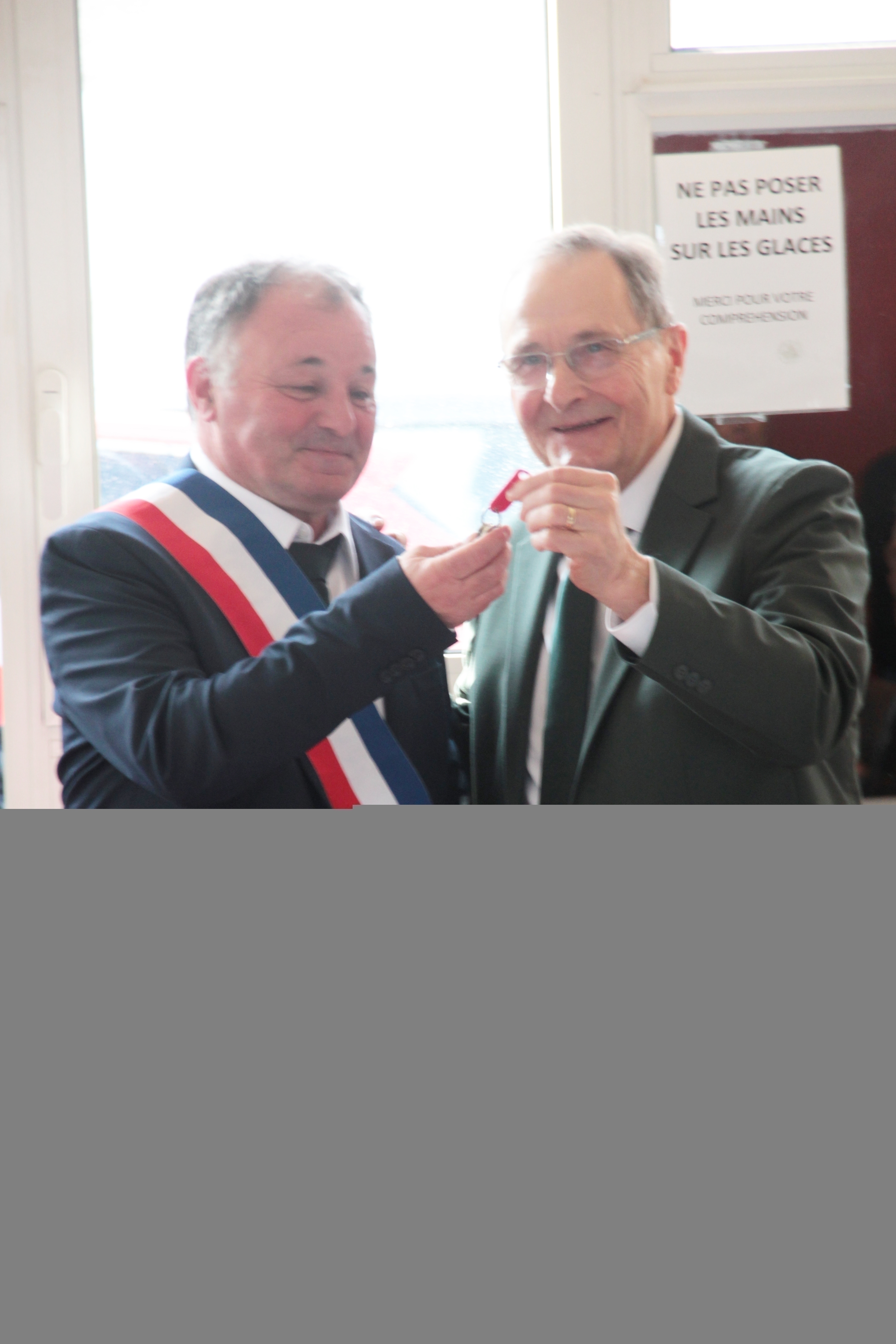 Guy Lapeyre re met les clés de la mairie à Philippe Biaute, nouveau maire de Jégun.