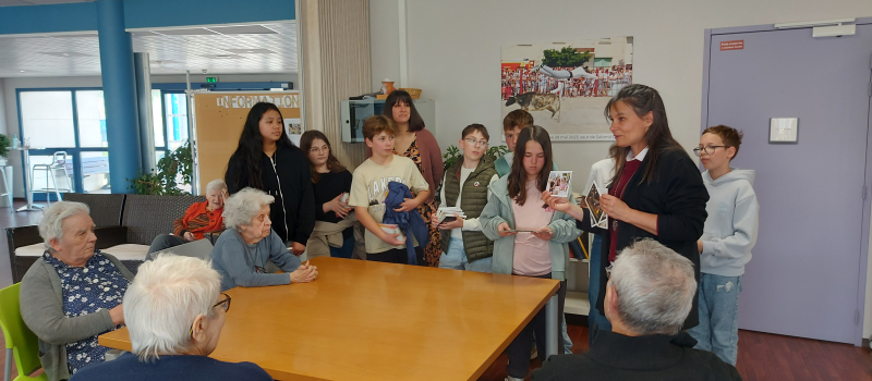 Les collégiens tissent des liens avec leurs aînés grâce à “La carte de la fraternité”
