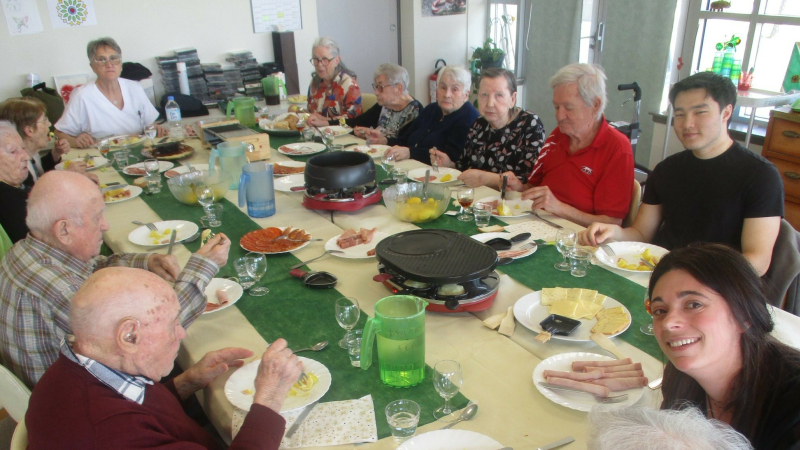 A  l’EHPAD du Tané - unité Féral : une raclette pleine de bonne humeur !