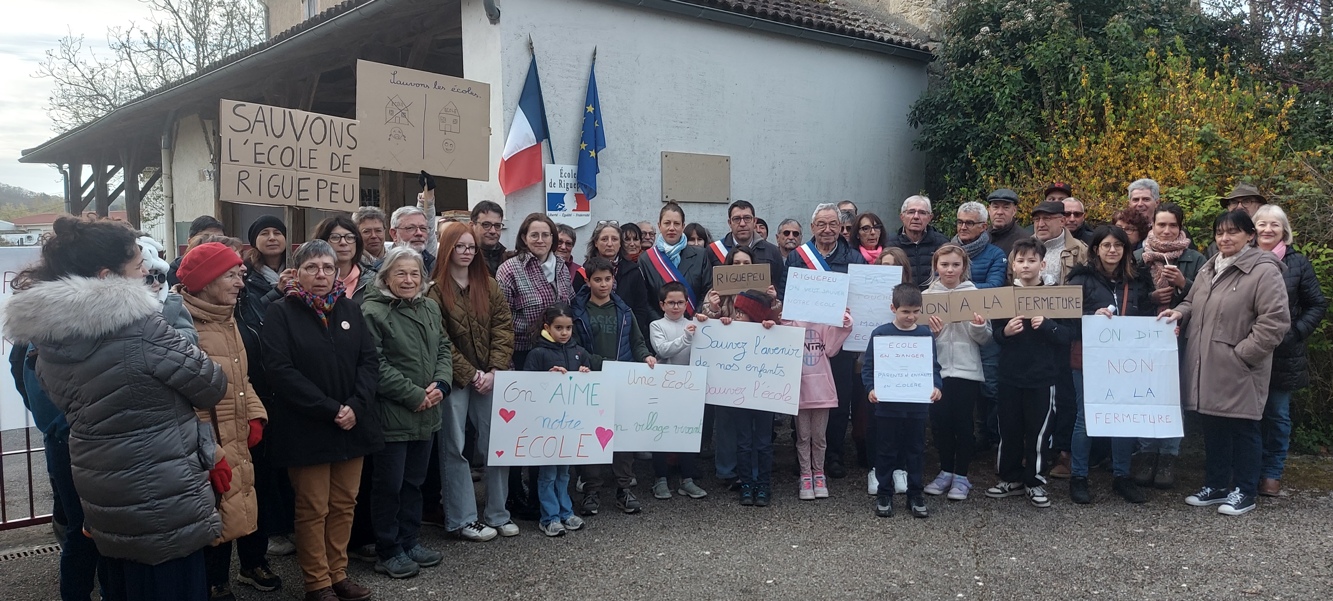 Parents d'élèves, enfants et élus réunis pour défendre leur école