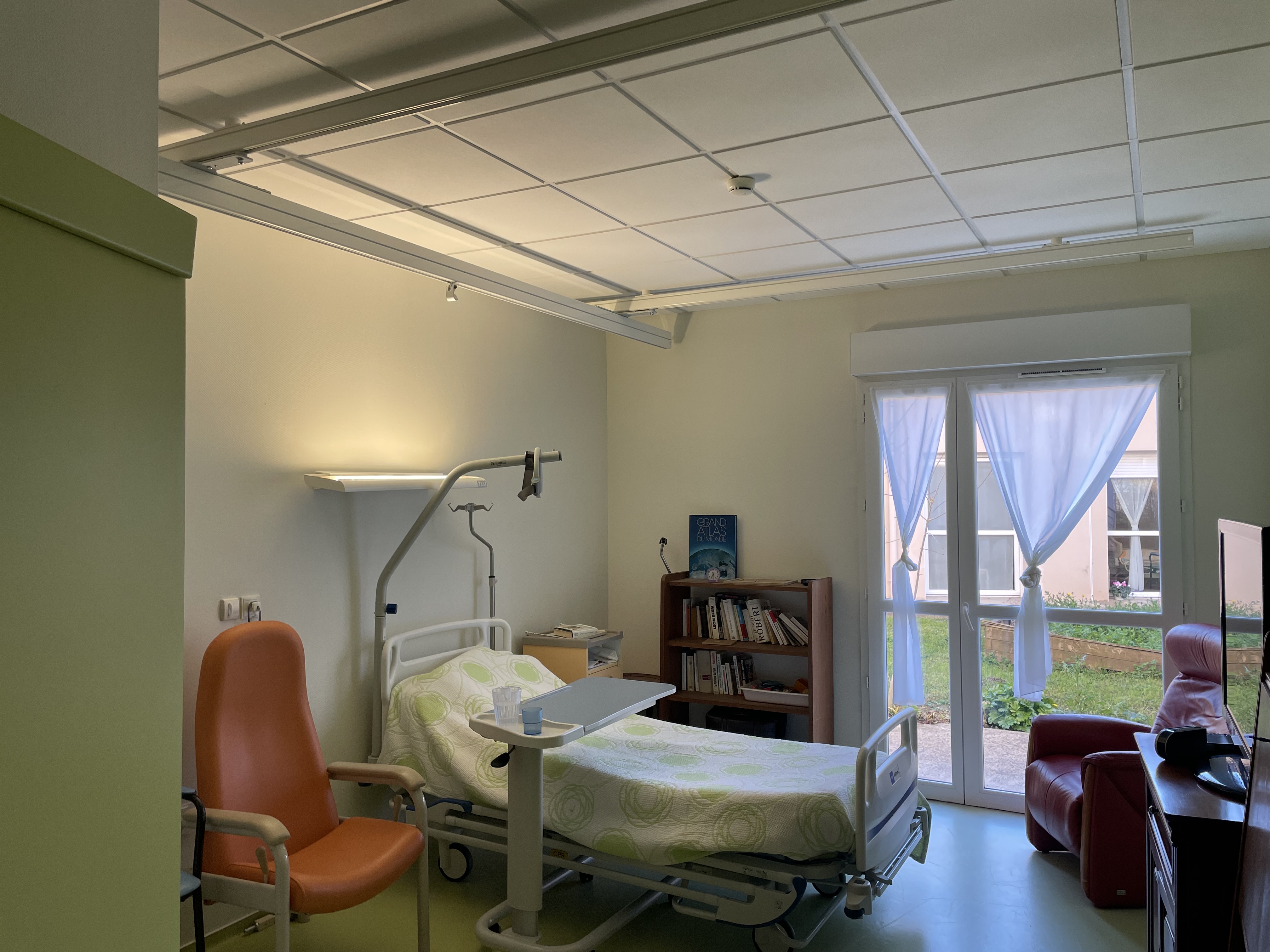 Une chambre dotée de rails de transfert