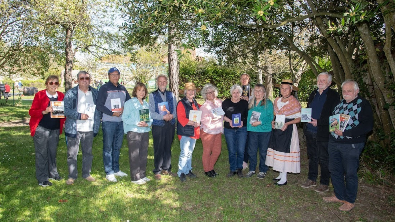 Les auteurs locaux  dans le parc du Musée Paysan d’Émile