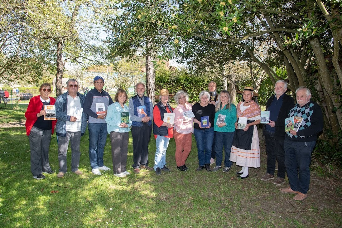Les auteurs locaux  dans le parc du Musée Paysan d’Émile