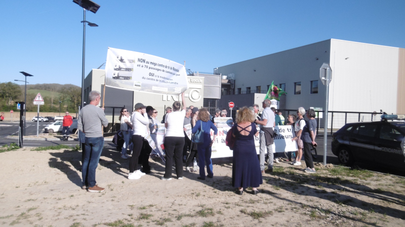 Manifestation des Amis de la Terre devant le centre de tri TRIGONE