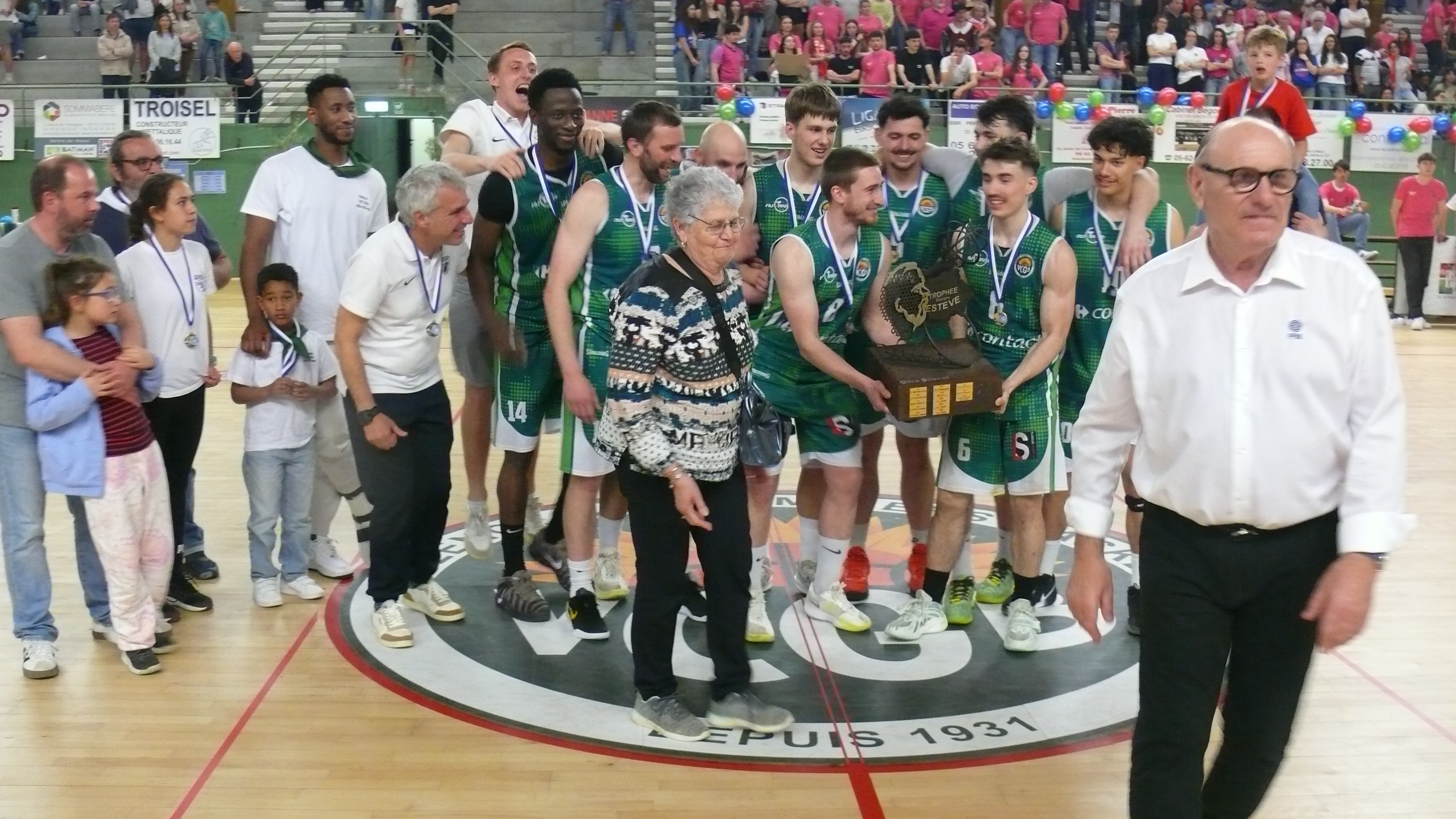 Martine Estève et Richard Bergamo ont remis le trophée au VCGB.