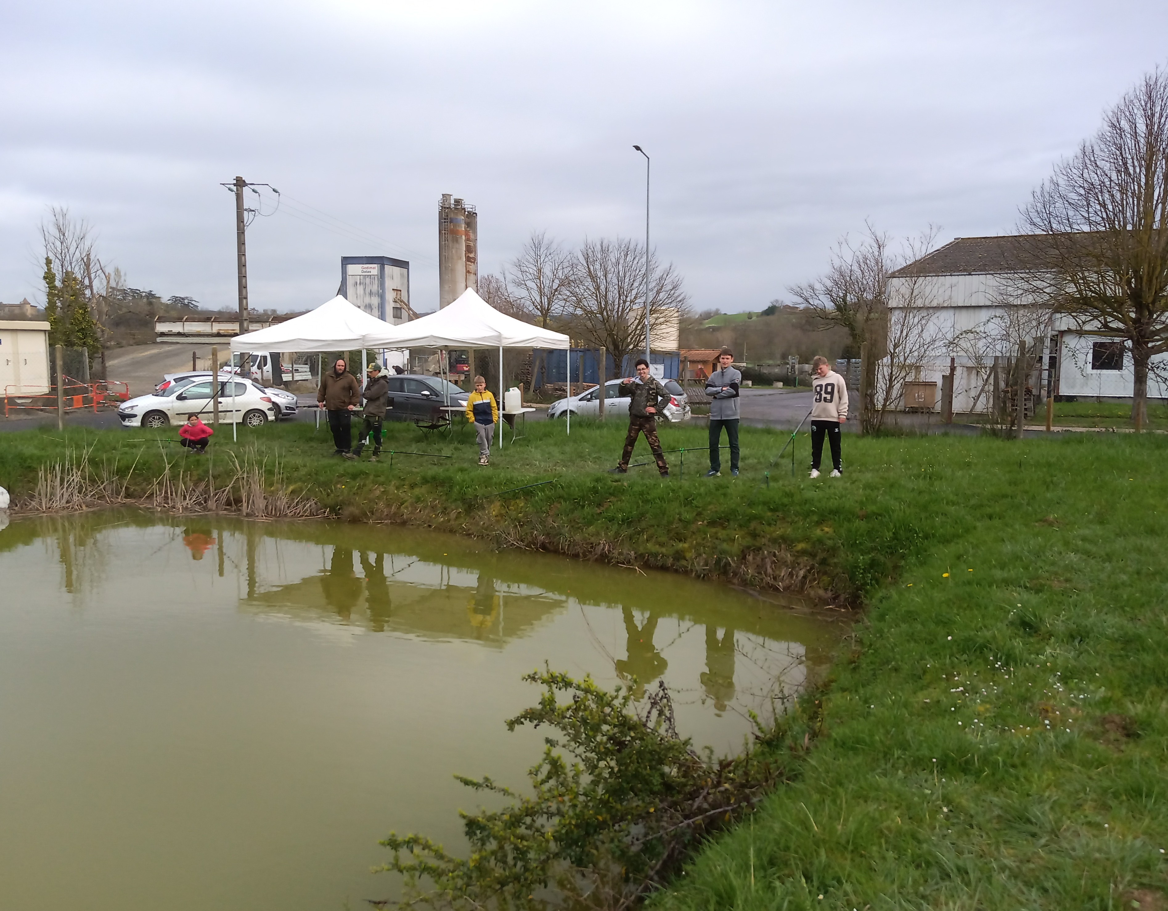 Un bassin spécialement empoissonné pour l'Ecole de  pêche