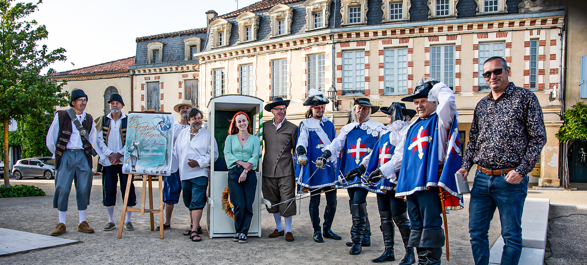 De g. à dr.:les porteurs, LisaThédié, Jean-Pierre Lacour, les 4 Les mousquetaires Damien, Rainer, Marie-Pierre, Guy puisFrançois Mongenot