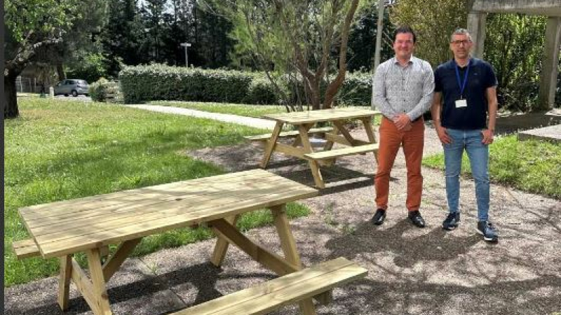 Le Centre hospitalier d'Auch reçoit un don de tables pique-nique