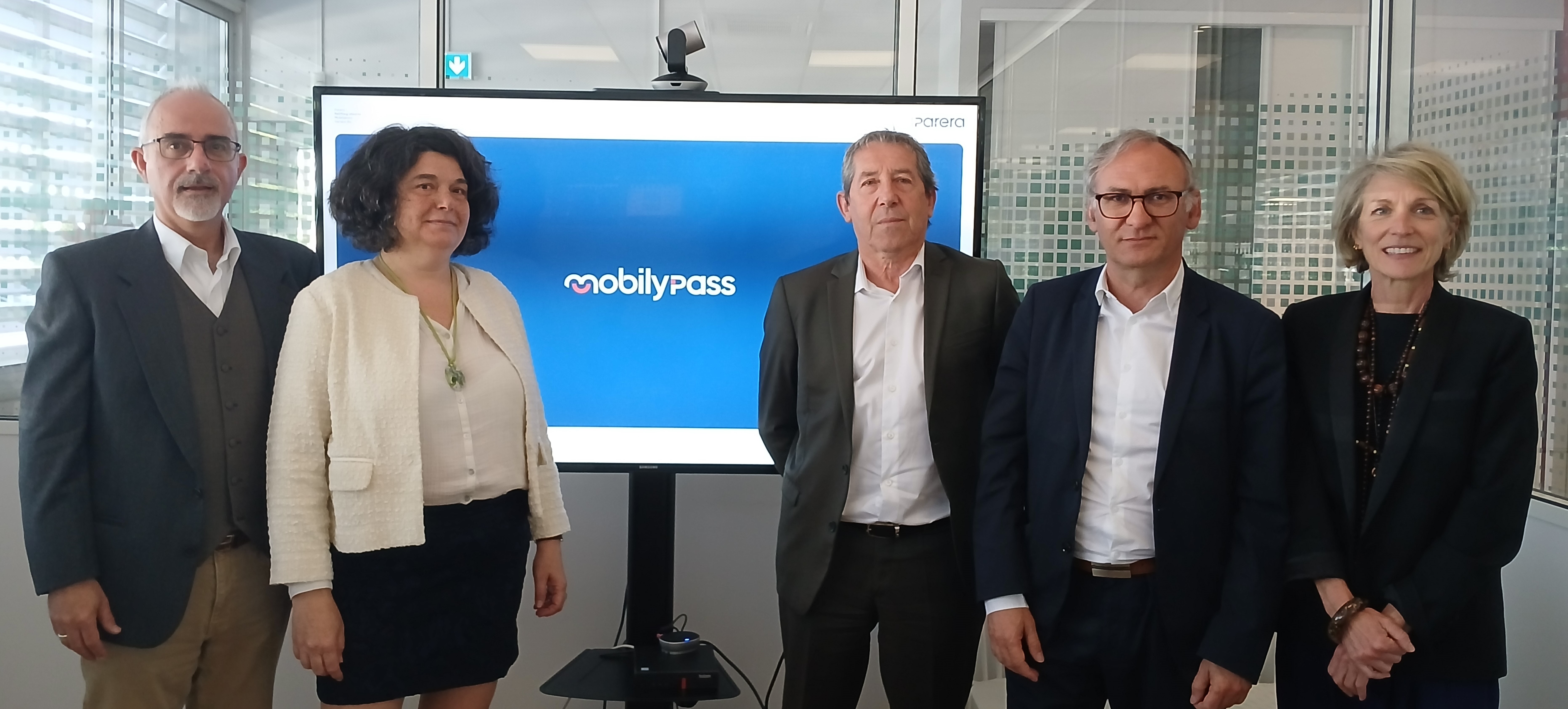 PARERA: Eric et Nathalie Colmar, Fondateurs de MobilyGreen, Jacques Cettolo, Président du Groupe PARERA, François Mouchonnier, Directeur Administratif et Financier et Directeur général délégué du Groupe PARERA, et Magali Diana, Directrice des Ressources Humaine du Groupe PARERA.