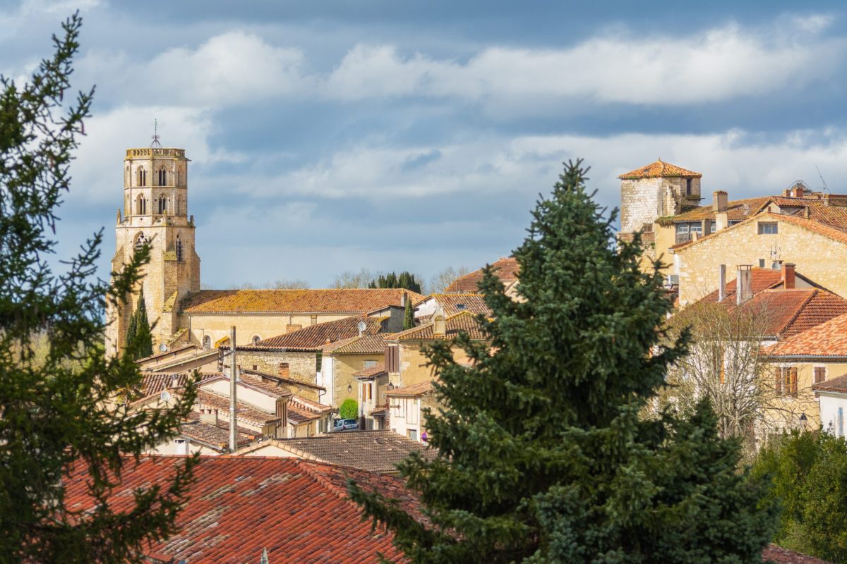 mauvezin-tourisme-bastide-de-lomagnejamesleehager-1200x800.jpg