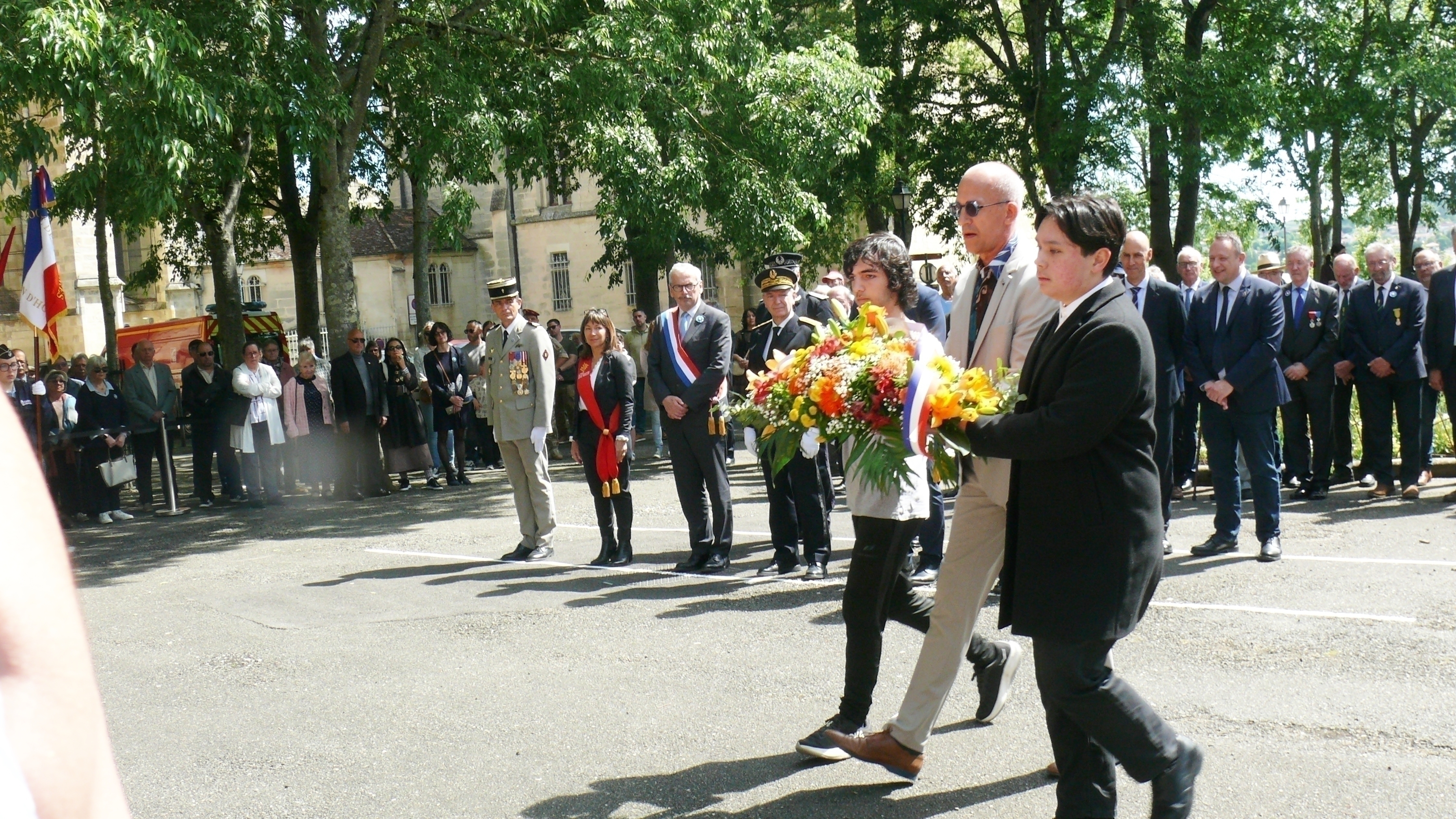 Thierry Cornillault, proviseur du lycée Pardaillan, accompagné de Nathanaël et Rodrigo.
